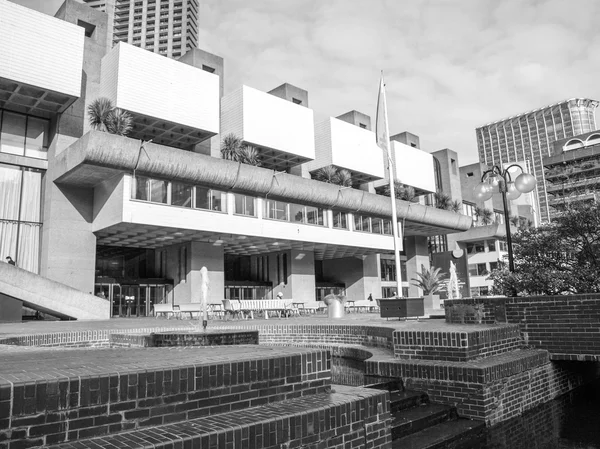 Zwart-wit barbican boedel in Londen — Stockfoto