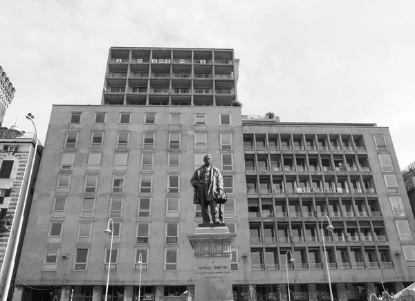 Estatua de Raffaele Rubattino en blanco y negro en Génova —  Fotos de Stock