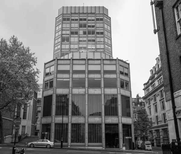 Здание Black and white Economist в Лондоне — стоковое фото