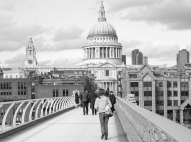 Londra İngiltere'de siyah beyaz millennium Köprüsü