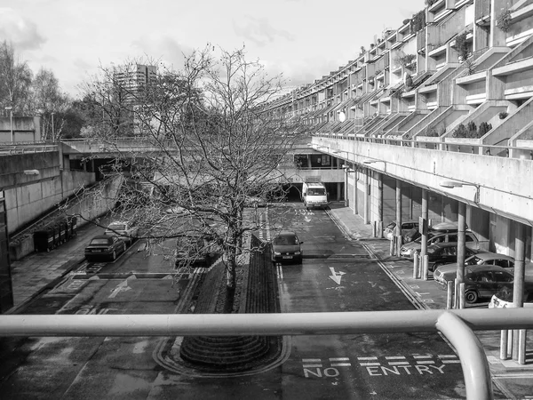 Preto e branco Alexandra Road em Londres — Fotografia de Stock