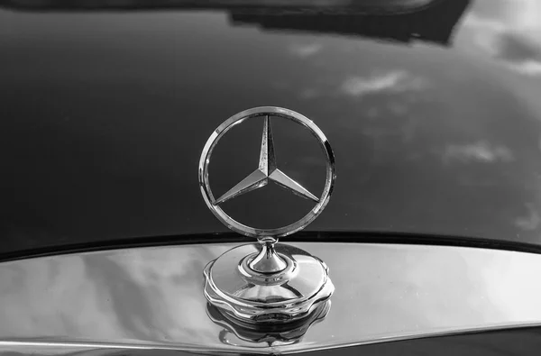 Black and white Mercedes Benz sign — Stock Photo, Image