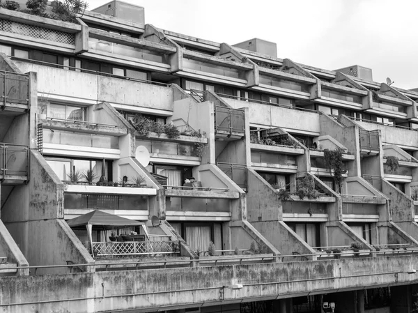 Blanco y negro Alexandra Road en Londres — Foto de Stock