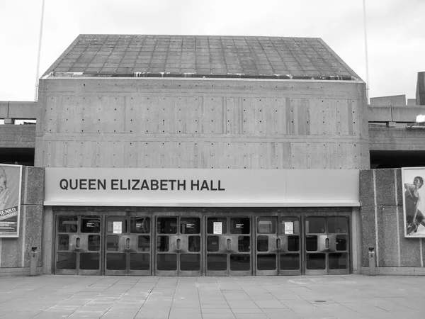 Černá a bílá queen elizabeth hall v Londýně — Stock fotografie