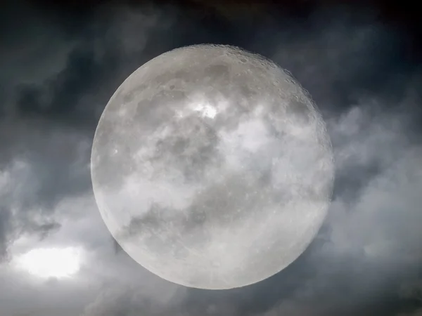 Tempo tempestuoso lua — Fotografia de Stock