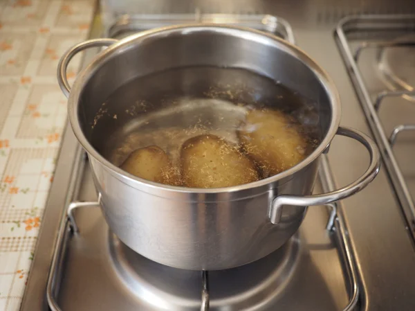 Panela de molho com batatas no fogão — Fotografia de Stock