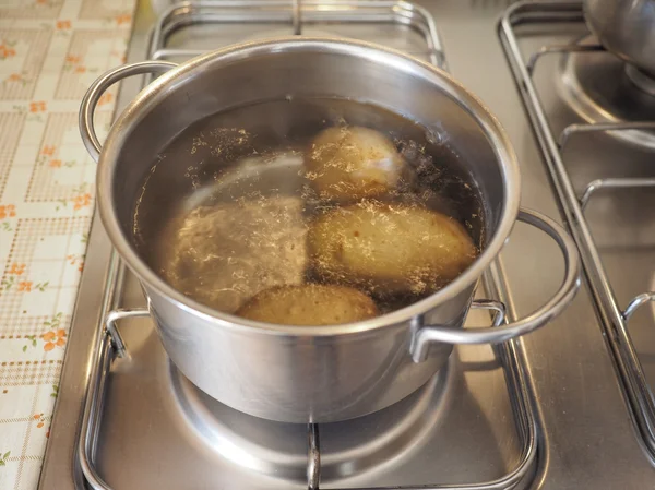 Panela de molho com batatas no fogão — Fotografia de Stock