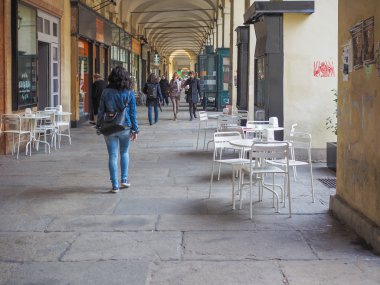 po turin aracılığıyla