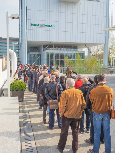 Fila para visitar o arranha-céu Intesa San Paolo em Turim — Fotografia de Stock