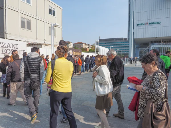 Queue to visit the Intesa San Paolo skyscraper in Turin — Stock Photo, Image