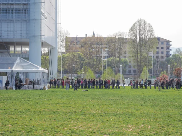 Kolejki do odwiedzenia wieżowiec Intesa San Paolo w Turynie — Zdjęcie stockowe