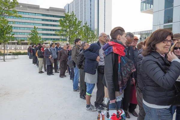 Queue to visit the Intesa San Paolo skyscraper in Turin — Stock Photo, Image