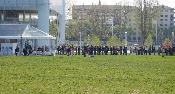 Queue to visit the Intesa San Paolo skyscraper in Turin — Stock Photo, Image