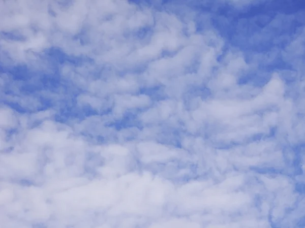 Retro kijken blauwe hemel met wolken achtergrond — Stockfoto
