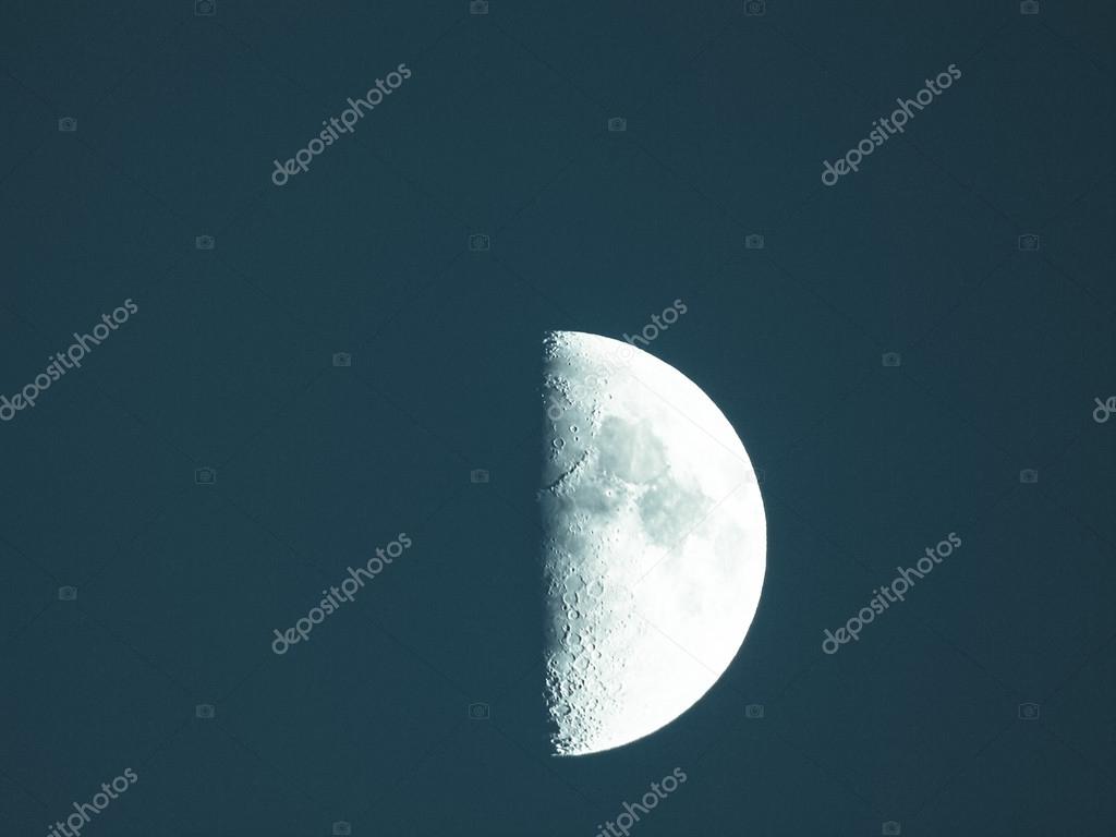 primer cuarto de luna — Fotos de Stock © claudiodivizia #72736419 primer cuarto de luna — Fotos de Stock © claudiodivizia #72736419