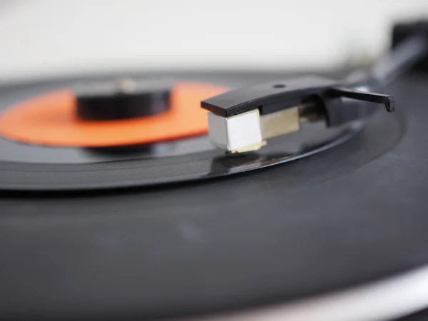 Gravação de vinil na plataforma giratória — Fotografia de Stock