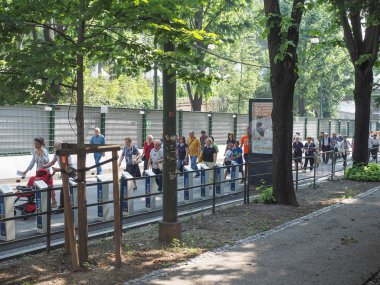 People queueing for the Holy Shroud