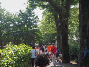 People queueing for the Holy Shroud