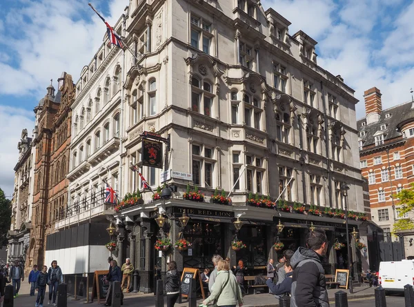 Red Lion pub in London — Stock Photo, Image