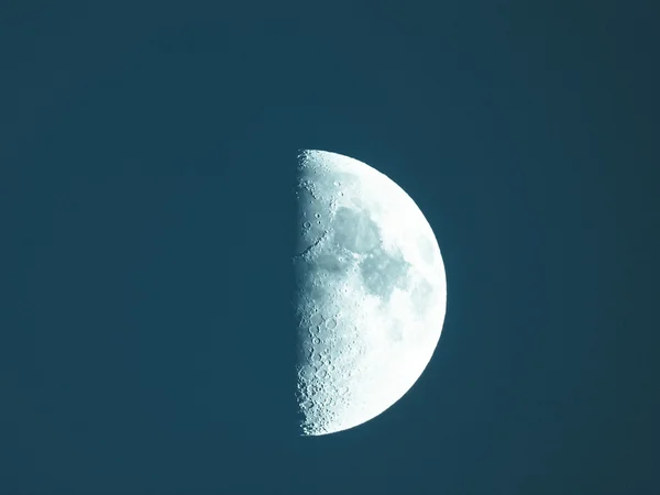 Третя чверть місяця — стокове фото