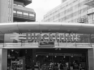 Siyah ve beyaz Blackfriars istasyonu Londra'da