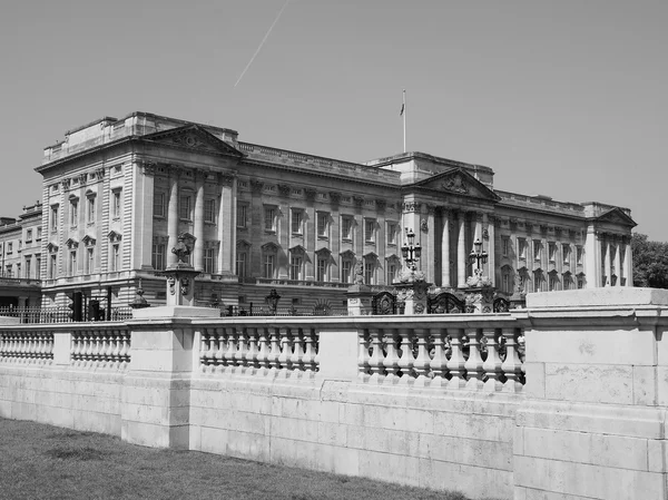 Zwart-wit buckingham palace in Londen — Stockfoto