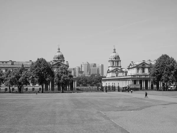 黒と白のロンドンのカナリーワーフ — ストック写真