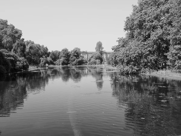 Černá a bílá St James Park v Londýně — Stock fotografie