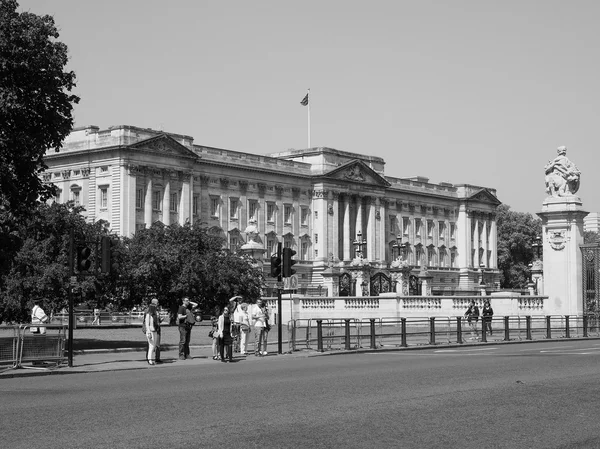 Μαύρο και άσπρο τα Ανάκτορα του Μπάκιγχαμ, στο Λονδίνο — Φωτογραφία Αρχείου
