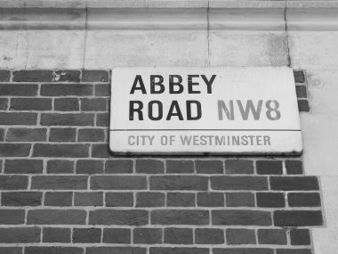 Siyah ve beyaz Abbey Road işareti Londra'da