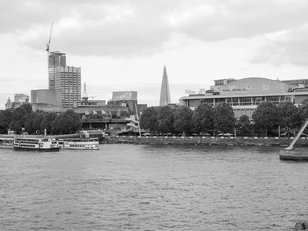 Zwart-wit rivier de Theems in Londen — Stockfoto