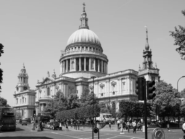 Svart och vitt St Paul Cathedral i London — Stockfoto