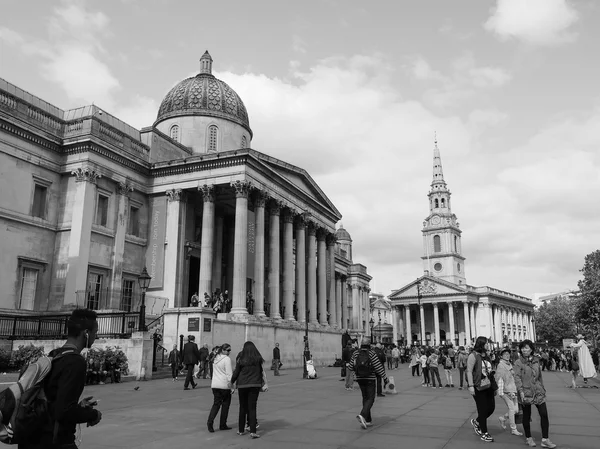 Trafalgar Square blanco y negro en Londres — Foto de Stock