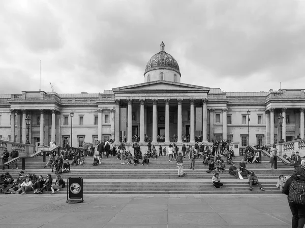 Černá a bílá Trafalgar Square v Londýně — Stock fotografie