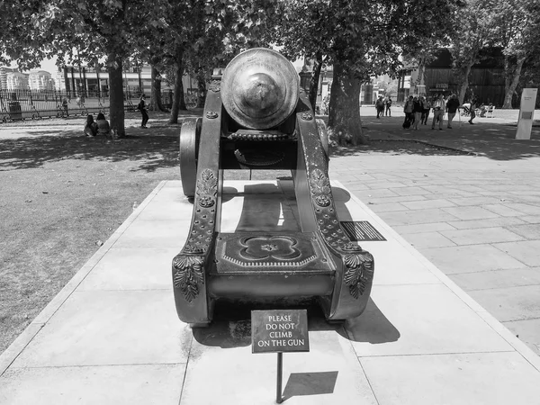 Schwarz-weiße türkische Bronzekanone in London — Stockfoto