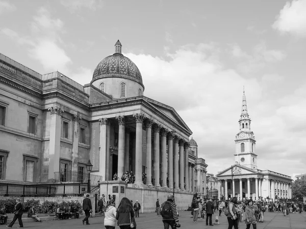 Praça Trafalgar em preto e branco em Londres — Fotografia de Stock