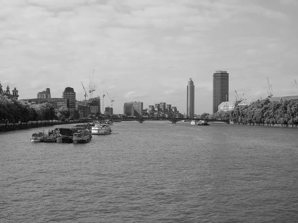 Zwart-wit rivier de Theems in Londen — Stockfoto