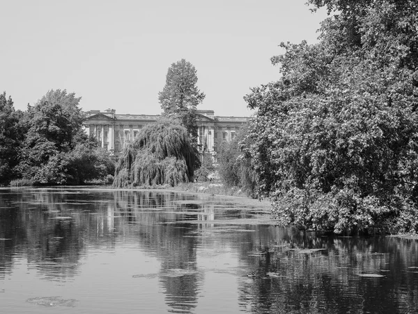 ロンドンの黒と白の St James 公園 — ストック写真