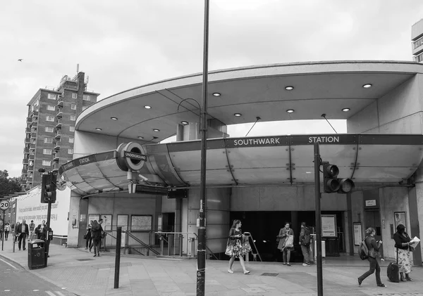 Černá a bílá Southwark tube station v Londýně — Stock fotografie