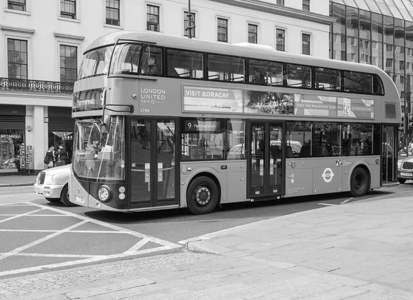 Bus double étage noir et blanc — Photo