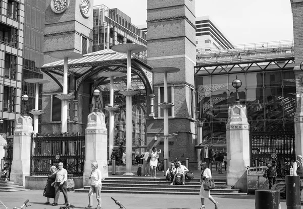 Black and white leverpool street station in london — Stockfoto