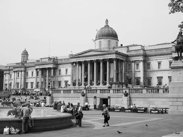 Trafalgar Square blanco y negro en Londres — Foto de Stock