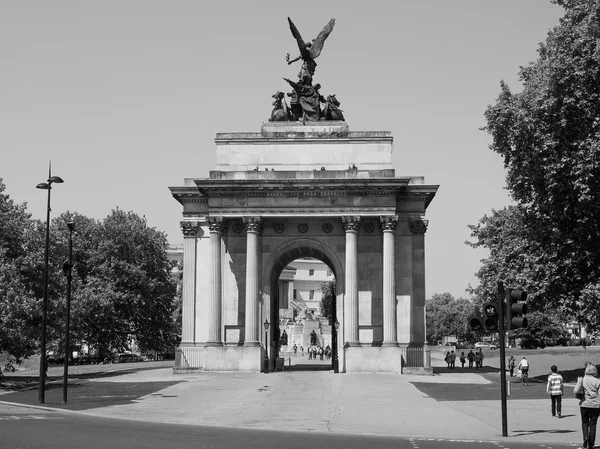 Černá a bílá Wellingtonův oblouk v Londýně — Stock fotografie