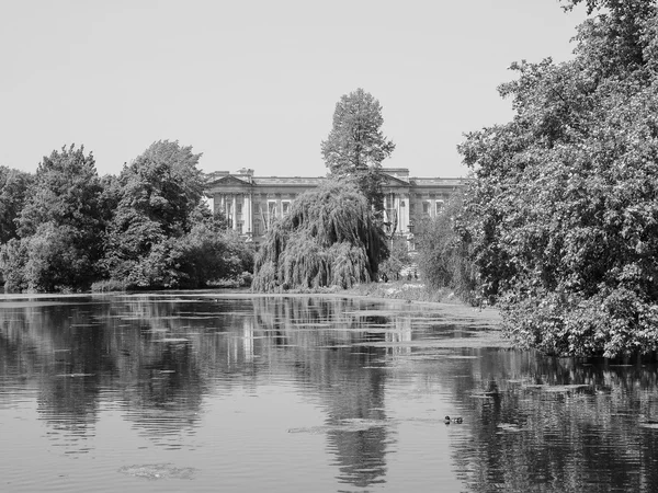 Svart och vitt St James Park i London — Stockfoto