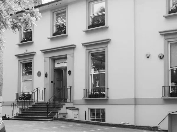 Black and white Abbey Road studios in London — Stock Photo, Image