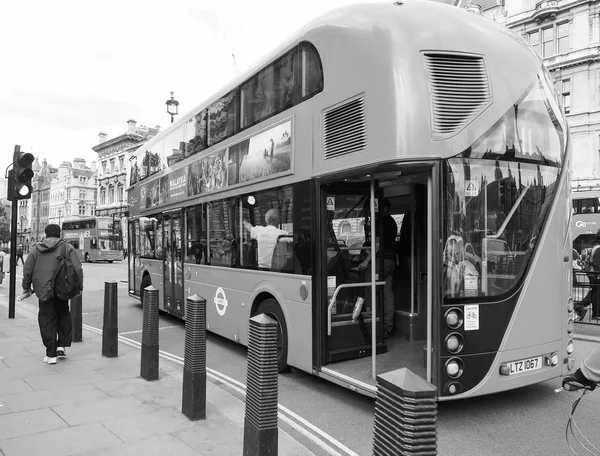 Svarta och vita dubbeldäckare buss — Stockfoto