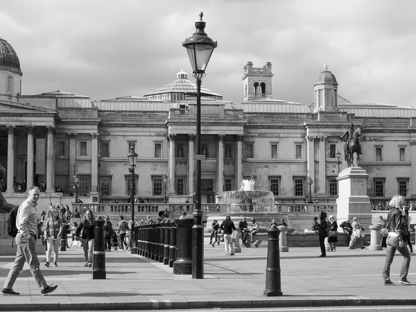 Trafalgar Square blanco y negro en Londres — Foto de Stock