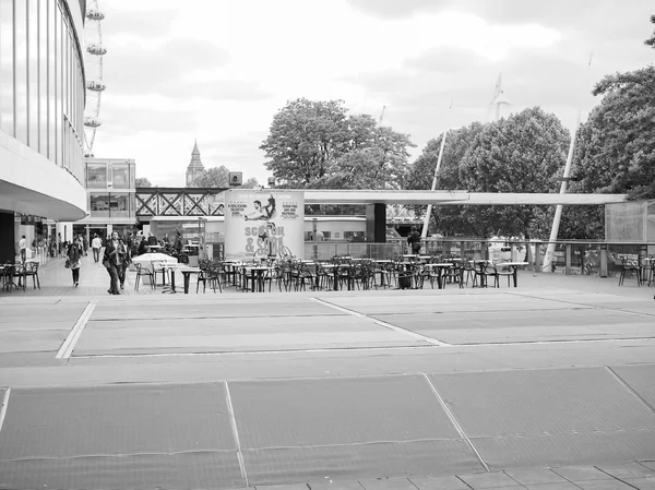 Black and white Tourists on the South Bank — Stock Photo, Image