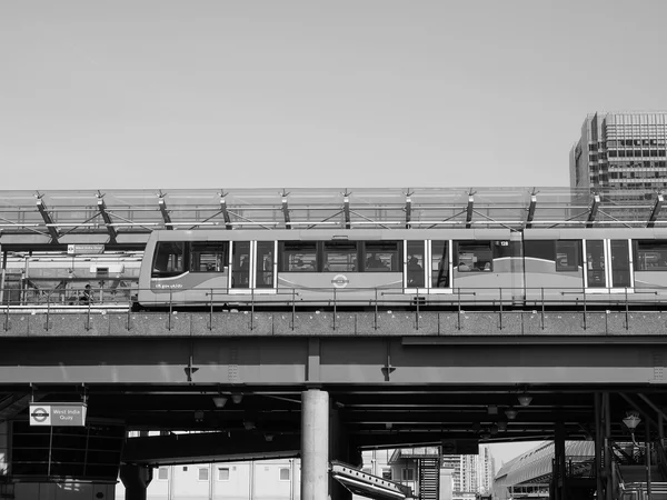 Black and white DLR train in London — Stock Photo, Image