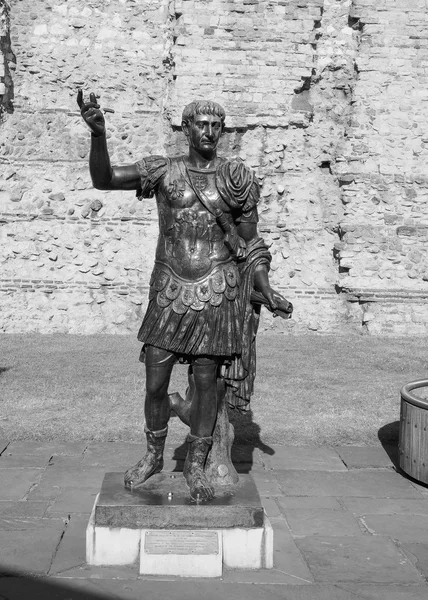 Estatua de Trajano en blanco y negro en Londres — Foto de Stock